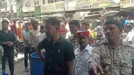 मथुरा: नगर निगम ने अतिक्रमण के खिलाफ डीग गेट से होली गेट तक चलाया अभियान