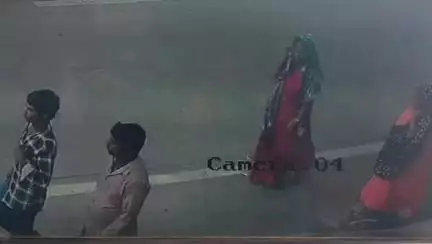 ठीकरी: ठीकरी में महिला से ठगी, सोने के गहने उतरवाकर ठग फरार, सीसीटीवी फुटेज वायरल