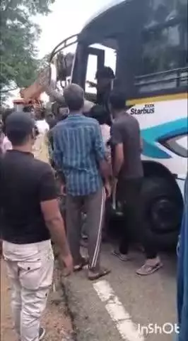 चांदवा: बाबा नाम केवलम के पास NH-39 रांची-डाल्टनगंज मार्ग पर बस और टैंकर की टक्कर, कई यात्री घायल