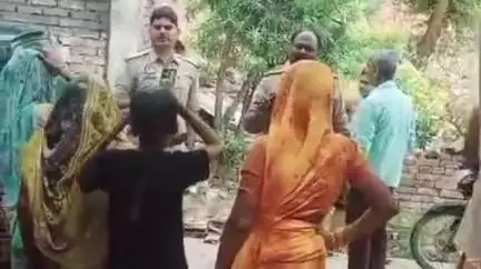 फतेहपुर: खागा में दबंग ने महिलाओं को फोर्स के सामने धमकाया, पुलिस फोर्स बनाती रही वीडियो, मकान के आंगन में दरवाजा लगाने का मामला