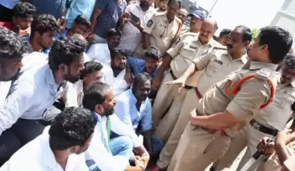మంగళగిరి: మంగళగిరిలో పాఠశాల విద్యాశాఖ కమిషనర్ కార్యాలయాన్ని ముట్టడించిన వైఎస్ఆర్సిపి విద్యార్థి విభాగం