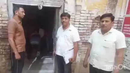 सिकंंदराबाद: सिकंदराबाद के मोहल्ला कायस्थवाड़ा में राशन डीलर राकेश से खाद्यान्न की रिकवरी की गई