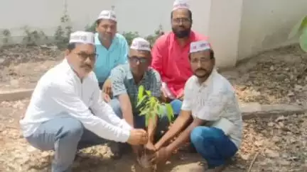 हमीरपुर: हमीरपुर में लोक निर्माण विभाग के प्रांगण में 'पुरानी पेंशन' के नाम पर अटेवा ने किया वृक्षारोपण
