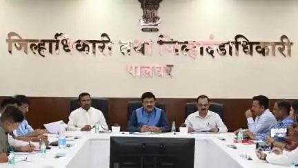 पालघर: जिल्हाधिकारी कार्यालय येथे आयुष्मान भारत व महात्मा ज्योतिबा फुले जन आरोग्य योजना आढावा बैठक संपन्न