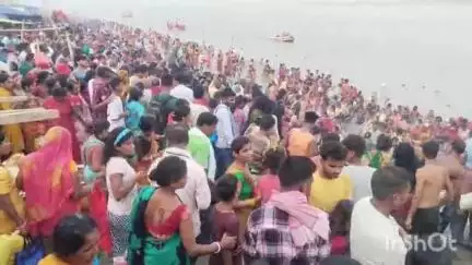 हाजीपुर: गंगा दशहरा पर हाजीपुर के घाटों पर उमड़ी श्रद्धालुओं की भीड़