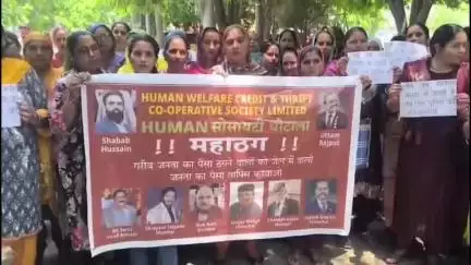 ऊना: सहकारी सभा घोटाले को लेकर लोगों का गुस्सा भड़का, सैकड़ों ने डीसी कार्यालय ऊना के बाहर किया धरना प्रदर्शन