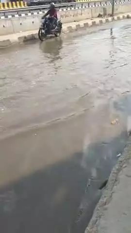 माधोसिंह jt रोड सर्विस लाइन पर पूरा पानी जमा है अभी भी पानी जमा है ये वीडियो 5 दिन पहले का है