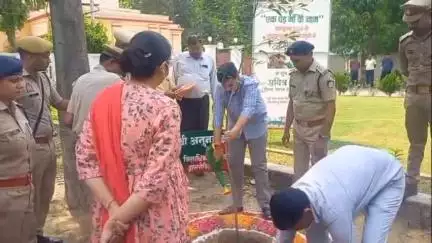 हरदोई: कलेक्ट्रेट में जिलाधिकारी एवं पुलिस अधीक्षक सहित अधिकारियों ने पौधरोपण कर दिया पर्यावरण संरक्षण का संदेश