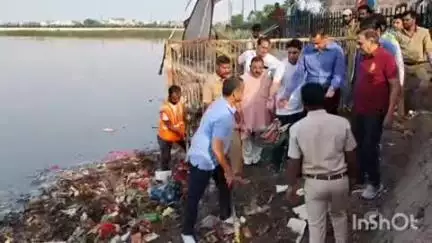 बारां: गंगा दशमी व पर्यावरण दिवस पर जिला प्रभारी सचिव व जिला कलेक्टर ने मनिहारा महादेव मंदिर परिसर में किया श्रमदान