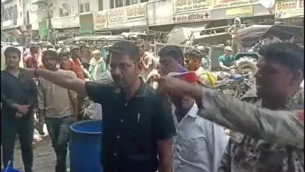 मथुरा: होली गेट में अवैध अतिक्रमण कार्यों पर नगर निगम का चला हंटर
