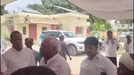 विद्युत संविदा कर्मियों का धरना 45वें दिन भी जारी, सपा सांसद अवधेश ने की मुलाकात