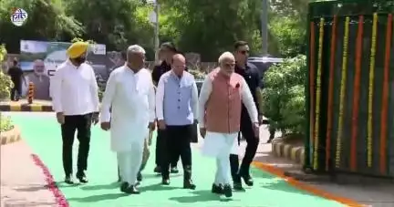 Prime Minister #narendramodi plants a sapling at Bhagwan Mahavir Vanasthali Park in Delhi strengthening the #EkPedMaaKeNaam initiative and resolve to reforest the Aravalli range under the Aravalli Green Wall project