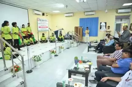 बरेका में #विश्व_पर्यावरण_दिवस के अवसर पर नाटक के माध्यम से धरती को हरा-भरा एवं जीवन के लिए इसकी आवश्यकता हेतु संरक्षित रखने का महत्वपूर्ण संदेश दिया गया
#MissionLiFE #SaveEnvironment 
#railminindia #EBSB_Edumin #mygovindia