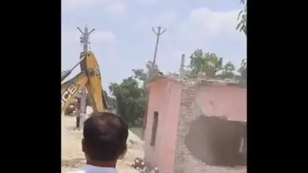 तमकुही राज: तमकुहीराज तहसील प्रशासन ने NH727B के अधिगृहीत भूमि से हटाए 5 भवन