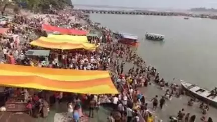 फर्रुखाबाद: पांचालघाट गंगा तट पर उमड़ा आस्था का जनशैलाब, दशहरे पर गंगा स्नान का है विशेष महत्व, सीओ सिटी पुलिस बल के साथ मौके पर