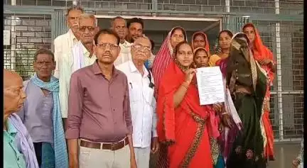 महासमुंद: गॉड पाली के ग्रामीणों ने राशन दुकान खुलवाने को लेकर महासमुंद कलेक्टर को सोपा #jansamasya