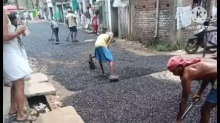 ঠাকুরপুকুর-মহেশতলা: অভিষেক বন্দ্যোপাধ্যায়ের উদ্যোগে মালিপাড়া এলাকায় পিচের রাস্তা নির্মাণের কাজ শুরু করা হয়েছে
