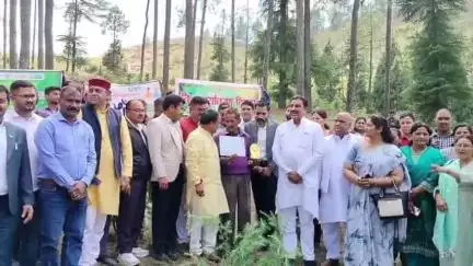 पौड़ी: पर्यावरण दिवस पर 'एक पेड़ मां के नाम' अभियान के तहत किया वृक्षारोपण, प्रकृति से जोड़े नाता और पौधों की देखभाल करें