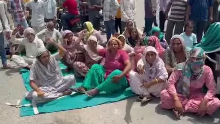 ਫਾਜ਼ਿਲਕਾ: ਪਿੰਡ ਸ਼ਾਹਪੁਰਾ ਵਿਖੇ ਵਿਅਕਤੀ ਦੀ ਹੱਤਿਆ ਮਾਮਲੇ ਚ ਪਰਿਵਾਰ ਨੇ ਇਨਸਾਫ ਦੀ ਮੰਗ ਨੂੰ ਲੈ ਕੇ ਹਾਈਵੇ ਤੇ ਮ੍ਰਿਤਕ ਦੀ ਲਾਸ਼ ਰੱਖ ਲਾਇਆ ਧਰਨਾ