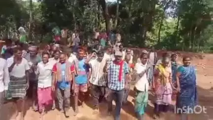 బకాయిపడ్డ ఉపాధి హామీ పనుల బిల్లులు చెల్లించాలంటూ ఉపాధి వేతనదారులు నిరసన