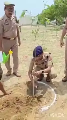 हाथरस: विश्व पर्यावरण दिवस के अवसर पर पुलिस लाइन में एसपी ने वृक्षारोपण कर संरक्षित एवं प्रदूषण मुक्त पर्यावरण का दिया संदेश