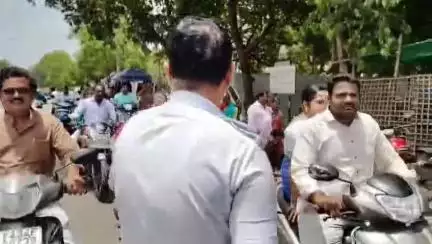 ಬಳ್ಳಾರಿ: ನಗರದ ಇಂದಿರಾ ಸರ್ಕಲ್'ನಲ್ಲಿ ಹೆಲ್ಮೆಟ್ ಜಾಗೃತಿ ಅಭಿಯಾನ