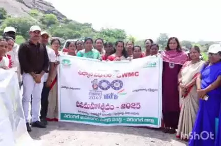 ఉర్సు రంగసముద్రం చెరువు వద్ద మొక్కలు నాటిన బల్దియా  కమిషనర్ అశ్విని తానాజీ వాకడే