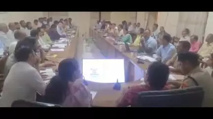 प्रभारी सचिव ने कलेक्ट्रेट सभागार में विभागीय योजनाओं और बजट घोषणाओं की समीक्षा कर जिला स्तरीय अधिकारियों को दिए निर्देश