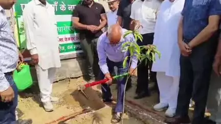 इंद्री: आज सुबह 9 बजे इंद्री के विधायक रामकुमार कश्यप ने जन स्वास्थ्य विभाग के कार्यालय में किया पौधारोपण