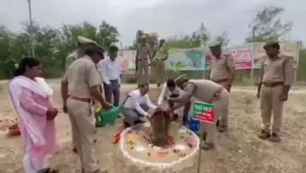 इटावा: विश्व पर्यावरण दिवस पर नगर वन में डीएम और पूर्व सांसद ने मां के नाम अभियान में पौधारोपण कर जनमानस से संरक्षण की अपील की