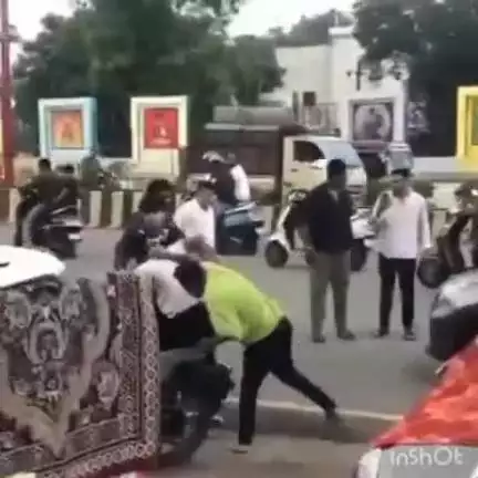 कोरबा: एक्टिवा हटाने के नाम पर दो पक्षों में जमकर मारपीट, वीडियो हुआ वायरल, पुलिस ने दर्ज किया मुकदमा