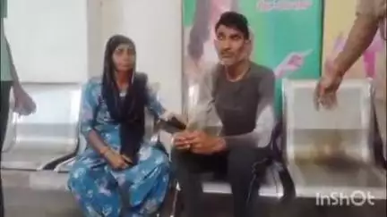 बिजनौर: बिजनौर में पुलिस कार्रवाई न होने से नाराज दंपति ने डीएम कार्यालय के बाहर तेल छिड़क कर किया आत्मदाह का प्रयास