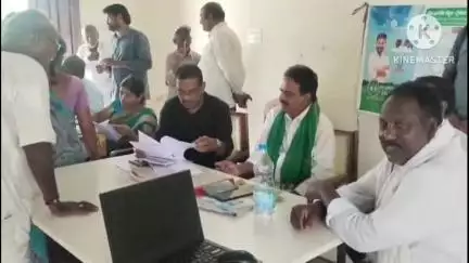 కూసుమంచి: చెగోమ్మ గ్రామంలో  రైతుల భూములకు రక్షణ కవచంలా భూ భారతి రాష్ట్ర గిడ్డంగుల సంస్ధ చైర్మన్ రాయల నాగేశ్వరరావు