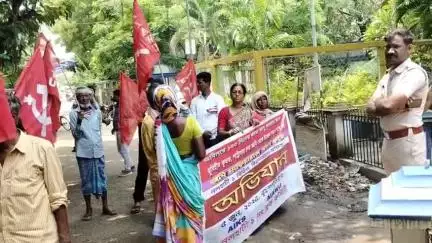 নলহাটি ১: জমি থেকে কৃষক উচ্ছদ বন্ধ করা সহ একাধিক দাবিতে নলহাটির BDO ও BL&LRO অফিসে ডেপুটেশন দিল দুটি বাম সংগঠন