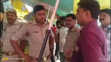 तमकुही राज: खराब फल न लेने पर तमकुहीराज में फल विक्रेता ने चिकित्सक को पीटा, मौके पर पहुंची पुलिस