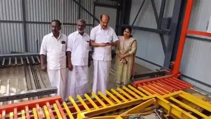 തൃശൂർ: കോർപറേഷൻ ഓഫീസ് അങ്കണത്തിൽ മൾട്ടിലെവൽ പാർക്കിംഗ് ഫൗണ്ടേഷൻ പൊട്ടി കാർ ചെരിഞ്ഞു, റീത്ത് വെച്ച് പ്രതിഷേധിച്ച് കോൺഗ്രസ്