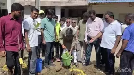 ગણદેવી: ધારાસભ્ય નરેશ પટેલે બીલીમોરા પાલિકા વિસ્તારમાં વૃક્ષારોપણ કરી, બીલીમોરા સ્પોર્ટ્સ કોમ્પલેક્ષની મુલાકાત લીધી
