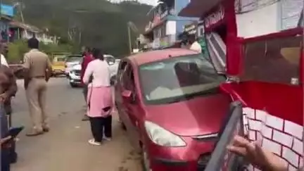 குன்னூர்: ஊட்டி எல்லநள்ளி பகுதியில் கவனகுறைவாக வாகனம் ஓட்டி விபத்தை ஏற்படுத்திய பெண்மணியால் பரபரப்பு