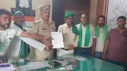 चांदपुर: भारतीय किसान यूनियन (टिकैत) के नूरपुर ब्लॉक टीम ने ओयो होटल बंद करने के लिए थाना प्रभारी को सौंपा ज्ञापन