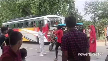रोसड़ा: केल्हुआ घाट पुल के पास नशे में ई-रिक्शा चालक ने सड़क जाम कर किया हंगामा