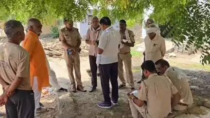 भीलवाड़ा: खदान हादसे में दो श्रमिकों की मौत के मामले में भील समाज ने किया प्रदर्शन, एमजी अस्पताल की मोर्चरी पहुंचे सहाड़ा विधायक