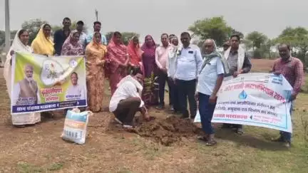 गुण्डरदेही: विश्व पर्यावरण दिवस के उपलक्ष्य में ग्राम भरदाकला में एक पेड़ मां के नाम अभियान के तहत किया गया पौधारोपण
