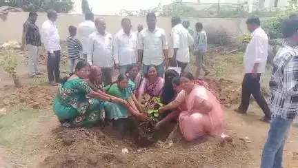 ಶೋರಾಪುರ: ಪಟ್ಟಣದಲ್ಲಿ ವಿಶ್ವ ಪರಿಸರ ದಿನಾಚರಣೆ ನಿಮಿತ್ತ ಸಸಿ ನೆಡುವ ಕಾರ್ಯಕ್ರಮ