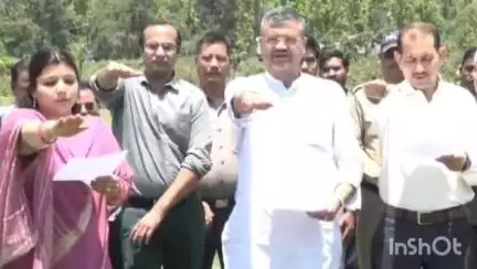 देहरादून: मेयर सौरभ थपलियाल ने नगर निगम की टीम के साथ दूधली में किया वृक्षारोपण, लोगों को पर्यावरण सुरक्षा की दिलाई शपथ