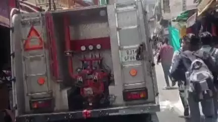 अजमेर: मूंदड़ी मोहल्ले में लगी आग, एक घंटे बाद पहुंची दमकल विभाग की गाड़ी