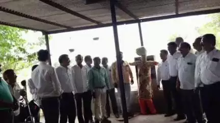 मांगरौल: मांगरोल में चल रहे आंदोलन के 80वें दिन प्रशासन को दी गई मौन श्रद्धांजलि, HC के वकीलों ने दिया समर्थन