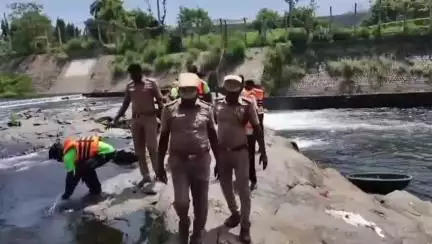 மேட்டூர்: காவிரி ஆற்றில் தென்மேற்கு பருவமழை முன்னெச்சரிக்கை குறித்து போலி ஒத்திகை நிகழ்ச்சி