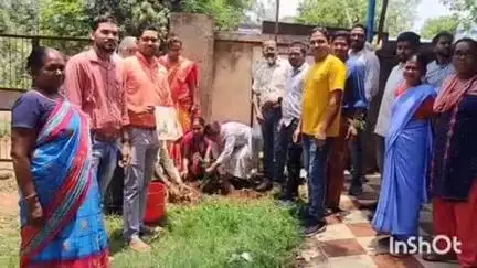 मनोहरपुर: विश्व पर्यावरण दिवस पर प्रखंड परिसर में वृक्षारोपण कार्यक्रम का आयोजन किया गया