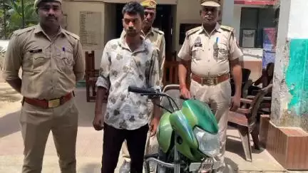 तिर्वा: ठठिया कस्बे में गेस्ट हाउस से बाइक चोरी कर बेचने जा रहे युवक को तिर्वा पुलिस ने दबोचा