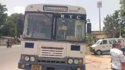 పూతలపట్టు: ఆటోపై ఉన్న రాడ్డు ఆర్టీసీ బస్సు గ్లాస్‌కు తగిలి ప్రయాణికుడికి గాయాలు, హాస్పిటల్‌కి తరలించిన ఆర్టీసీ డ్రైవర్